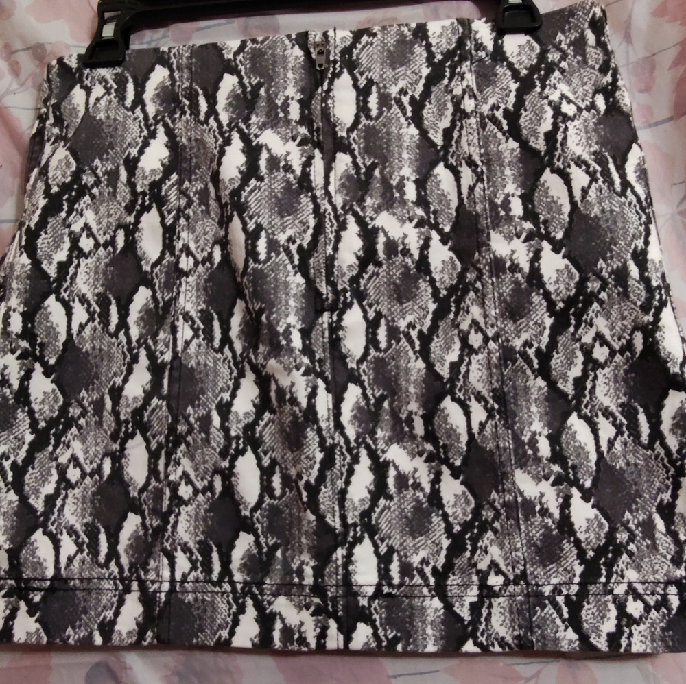Jolt Skirt - Picture 2 of 3